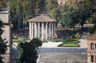 Rzym. Świątynia Herkulesa, poświęcona opiekunowi handlarzy oliwek i oliwy, na Forum Boarium. - foto: wnieznane.pl Rzym. Świątynia Herkulesa, poświęcona opiekunowi handlarzy oliwek i oliwy, na Forum Boarium. - foto: wnieznane.pl