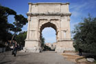 Rzym. Zbudowany z białego marmuru Arco di Tito (Łuk Tytusa), znajdujący się na Forum Romanum. - foto: wnieznane.pl Rzym. Zbudowany z białego marmuru Arco di Tito (Łuk Tytusa), znajdujący się na Forum Romanum. - foto: wnieznane.pl