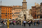 Rzym. Piękna Fontana dei Quattro Fiumi (Fontanna Czterech Rzek) zbudowana przez Lorenzo Berniniego na Piazza Navona. - foto: wnieznane.pl Rzym. Piękna Fontana dei Quattro Fiumi (Fontanna Czterech Rzek) zbudowana przez Lorenzo Berniniego na Piazza Navona. - foto: wnieznane.pl