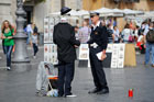 Rzym, Piazza Navona. Człowiek bez głowy rozmawiający z policjantem. - foto: wnieznane.pl Rzym, Piazza Navona. Człowiek bez głowy rozmawiający z policjantem. - foto: wnieznane.pl