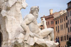 Rzym. Piękna Fontana dei Quattro Fiumi (Fontanna Czterech Rzek) zbudowana przez Lorenzo Berniniego na Piazza Navona. - foto: wnieznane.pl Rzym. Piękna Fontana dei Quattro Fiumi (Fontanna Czterech Rzek) zbudowana przez Lorenzo Berniniego na Piazza Navona. - foto: wnieznane.pl