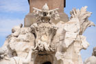 Rzym. Piękna Fontana dei Quattro Fiumi (Fontanna Czterech Rzek) zbudowana przez Lorenzo Berniniego na Piazza Navona. - foto: wnieznane.pl Rzym. Piękna Fontana dei Quattro Fiumi (Fontanna Czterech Rzek) zbudowana przez Lorenzo Berniniego na Piazza Navona. - foto: wnieznane.pl