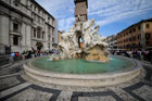 Rzym. Piękna Fontana dei Quattro Fiumi (Fontanna Czterech Rzek) zbudowana przez Lorenzo Berniniego na Piazza Navona. - foto: wnieznane.pl Rzym. Piękna Fontana dei Quattro Fiumi (Fontanna Czterech Rzek) zbudowana przez Lorenzo Berniniego na Piazza Navona. - foto: wnieznane.pl