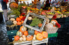 Rzym. Stoisko z owocami i warzywami na placu Campo de' Fiori. - foto: wnieznane.pl Rzym. Stoisko z owocami i warzywami na placu Campo de' Fiori. - foto: wnieznane.pl