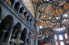 Stambuł. Masywne żyrandole w Hagia Sophia są niemal na wyciągnięcie ręki. - foto: wnieznane.pl Stambuł. Masywne żyrandole w Hagia Sophia są niemal na wyciągnięcie ręki. - foto: wnieznane.pl