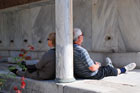 Stambuł. Chwila odpoczynku po zwiedzaniu Hagia Sophia. - foto: wnieznane.pl Stambuł. Chwila odpoczynku po zwiedzaniu Hagia Sophia. - foto: wnieznane.pl