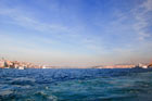 Stambuł. Dwa kontynenty widziane z poziomu Bosforu. Po lewej Europa, po prawej Azja. - foto: wnieznane.pl Stambuł. Dwa kontynenty widziane z poziomu Bosforu. Po lewej Europa, po prawej Azja. - foto: wnieznane.pl