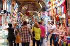 Stambuł. Sprzedawcy na Wielkim Bazarze nie mogą narzekać na brak zainteresowania ze strony turystów. - foto: wnieznane.pl Stambuł. Sprzedawcy na Wielkim Bazarze nie mogą narzekać na brak zainteresowania ze strony turystów. - foto: wnieznane.pl