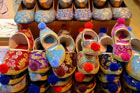 Stambuł. Kolorowe kapcie do kupienia "tylko" na Wielkim Bazarze. - foto: wnieznane.pl Stambuł. Kolorowe kapcie do kupienia "tylko" na Wielkim Bazarze. - foto: wnieznane.pl