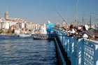 Stambuł. Most Galata jest oblegany przez wędkarzy niemal na całej jego długości. - foto: wnieznane.pl Stambuł. Most Galata jest oblegany przez wędkarzy niemal na całej jego długości. - foto: wnieznane.pl
