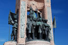 Stambuł. Pomnik Republiki na placu Taksim przedstawia prezydenta Ataturka z żołnierzami. - foto: wnieznane.pl Stambuł. Pomnik Republiki na placu Taksim przedstawia prezydenta Ataturka z żołnierzami. - foto: wnieznane.pl
