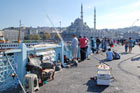 Stambuł. Most Galata sprzyja łowieniu ryb. W tle - Nowy Meczet (Yeni Cami). - foto: wnieznane.pl Stambuł. Most Galata sprzyja łowieniu ryb. W tle - Nowy Meczet (Yeni Cami). - foto: wnieznane.pl