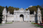 Stambuł. Brama Skarbu na terenie pałacu Dolmabahce. - foto: wnieznane.pl Stambuł. Brama Skarbu na terenie pałacu Dolmabahce. - foto: wnieznane.pl