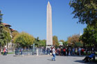 Stambuł. Hipodrom - na pierwszym planie kolumna wężowa, ale to Obelisk Teodozjusza przyciąga turystów. - foto: wnieznane.pl Stambuł. Hipodrom - na pierwszym planie kolumna wężowa, ale to Obelisk Teodozjusza przyciąga turystów. - foto: wnieznane.pl