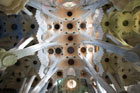 Barcelona. Sagrada Familia. Projektując wnętrza świątyni, Gaudi czerpał inspiracje z natury. - foto: wnieznane.pl Barcelona. Sagrada Familia. Projektując wnętrza świątyni, Gaudi czerpał inspiracje z natury. - foto: wnieznane.pl