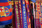Barcelona. Tuż obok Camp Nou bez problemu kupimy klubowe pamiątki. - foto: wnieznane.pl Barcelona. Tuż obok Camp Nou bez problemu kupimy klubowe pamiątki. - foto: wnieznane.pl