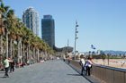 Barcelona. Pasaż Barceloneta z wioską olimpijską w tle. - foto: wnieznane.pl Barcelona. Pasaż Barceloneta z wioską olimpijską w tle. - foto: wnieznane.pl