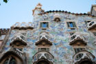 Barcelona. Falujące balkony oraz mozaika na ścianie to znak rozpoznawczy Gaudiego i jego Casa Battló. - foto: wnieznane.pl Barcelona. Falujące balkony oraz mozaika na ścianie to znak rozpoznawczy Gaudiego i jego Casa Battló. - foto: wnieznane.pl