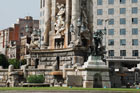 Barcelona. Fontanna przy jednym z głównych placów - Plaza de España. - foto: wnieznane.pl Barcelona. Fontanna przy jednym z głównych placów - Plaza de España. - foto: wnieznane.pl