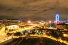 Barcelona. Nocne oblicze miasta i jego charakterystyczny akcent - kolorowa po zmroku Torre Agbar. - foto: wnieznane.pl Barcelona. Nocne oblicze miasta i jego charakterystyczny akcent - kolorowa po zmroku Torre Agbar. - foto: wnieznane.pl