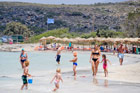 Wyspa Kreta. Leżaki na plaży Elafonisi. - foto: wnieznane.pl Wyspa Kreta. Leżaki na plaży Elafonisi. - foto: wnieznane.pl