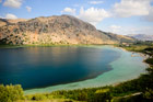 Wyspa Kreta. Jezioro Kourna o poranku. - foto: wnieznane.pl Wyspa Kreta. Jezioro Kourna o poranku. - foto: wnieznane.pl