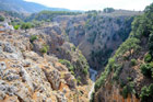 Wyspa Kreta. Wąwóz Aradena widziany z drewnianego mostu. - foto: wnieznane.pl Wyspa Kreta. Wąwóz Aradena widziany z drewnianego mostu. - foto: wnieznane.pl