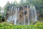 Chorwacja. Jeden z wodospadów w jeziorach Plitwickich, który mijamy niemal na wyciągnięcie ręki. - foto: wnieznane.pl Chorwacja. Jeden z wodospadów w jeziorach Plitwickich, który mijamy niemal na wyciągnięcie ręki. - foto: wnieznane.pl
