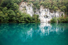 Chorwacja. Piękny kontrast wody jeziora Plitwickiego z otoczającymi skałami oraz zielenią. - foto: wnieznane.pl Chorwacja. Piękny kontrast wody jeziora Plitwickiego z otoczającymi skałami oraz zielenią. - foto: wnieznane.pl