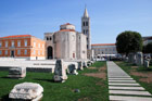 Chorwacja. Niepodal kościoła św. Donata w Zadarze znajduje się forum z fragmentami starożytnych ruin. - foto: wnieznane.pl Chorwacja. Niepodal kościoła św. Donata w Zadarze znajduje się forum z fragmentami starożytnych ruin. - foto: wnieznane.pl