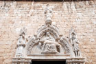 Chorwacja. Pieta w portalu kościoła Franciszkanów w Dubrowniku. - foto: wnieznane.pl Chorwacja. Pieta w portalu kościoła Franciszkanów w Dubrowniku. - foto: wnieznane.pl