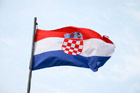 Chorwacja. Dumnie powiewająca flaga Chorwacji w dubrownickim porcie. - foto: wnieznane.pl Chorwacja. Dumnie powiewająca flaga Chorwacji w dubrownickim porcie. - foto: wnieznane.pl