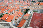 Chorwacja. Z historycznych murów w Dubrowniku zobaczymy nie tylko piękne dachówki kamienic, ale również... boisko. - foto: wnieznane.pl Chorwacja. Z historycznych murów w Dubrowniku zobaczymy nie tylko piękne dachówki kamienic, ale również... boisko. - foto: wnieznane.pl