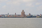 Liverpool. Widok na miasteczko położone na drugim brzegu rzeki. - foto: wnieznane.pl Liverpool. Widok na miasteczko położone na drugim brzegu rzeki. - foto: wnieznane.pl