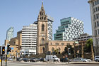 Liverpool - miasto kontrastów. Kościół św. Mikołaja na tle szklanych wieżowców. - foto: wnieznane.pl Liverpool - miasto kontrastów. Kościół św. Mikołaja na tle szklanych wieżowców. - foto: wnieznane.pl