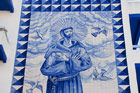 Portugalia. Algarve. Postać świętego Franciszka z Asyżu ułożona z ceramicznych azulejos w Faro. - foto: wnieznane.pl Portugalia. Algarve. Postać świętego Franciszka z Asyżu ułożona z ceramicznych azulejos w Faro. - foto: wnieznane.pl