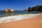 Portugalia. Algarve. Złocisty piasek, skały piaskowca na plaży Dona Ana. - foto: wnieznane.pl Portugalia. Algarve. Złocisty piasek, skały piaskowca na plaży Dona Ana. - foto: wnieznane.pl