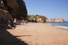 Portugalia. Algarve. Niezbyt szeroka, ale piękna plaża Dona Ana. - foto: wnieznane.pl Portugalia. Algarve. Niezbyt szeroka, ale piękna plaża Dona Ana. - foto: wnieznane.pl
