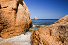 Portugalia. Algarve. Wody oceanu obmywają skały w pobliżu plaży Dona Ana. - foto: wnieznane.pl Portugalia. Algarve. Wody oceanu obmywają skały w pobliżu plaży Dona Ana. - foto: wnieznane.pl