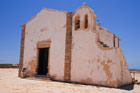 Portugalia. Algarve. Capela de Nossa Senhora da Graca na terenie fortu w Sagres. - foto: wnieznane.pl Portugalia. Algarve. Capela de Nossa Senhora da Graca na terenie fortu w Sagres. - foto: wnieznane.pl