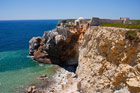 Portugalia. Algarve. Ruiny u brzegów przy Cabo de Sao Vicente. - foto: wnieznane.pl Portugalia. Algarve. Ruiny u brzegów przy Cabo de Sao Vicente. - foto: wnieznane.pl
