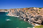 Portugalia. Algarve. Pięknie uformowane skały tworzą okazałe klify przy Cabo de Sao Vicente. - foto: wnieznane.pl Portugalia. Algarve. Pięknie uformowane skały tworzą okazałe klify przy Cabo de Sao Vicente. - foto: wnieznane.pl