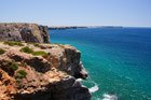Portugalia. Algarve. Skały, klify, woda. Nieokiełznana przestrzeń w okolicach Cabo de Sao Vicente. - foto: wnieznane.pl Portugalia. Algarve. Skały, klify, woda. Nieokiełznana przestrzeń w okolicach Cabo de Sao Vicente. - foto: wnieznane.pl