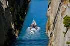 Peloponez. Statek przepływający przez Kanał Koryncki. - foto: wnieznane.pl Peloponez. Statek przepływający przez Kanał Koryncki. - foto: wnieznane.pl