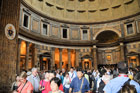 Rzym. Tłumy we wnętrzu Panteonu. - foto: wnieznane.pl Rzym. Tłumy we wnętrzu Panteonu. - foto: wnieznane.pl