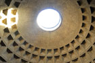 Rzym. Sklepienie Panteonu. - foto: wnieznane.pl Rzym. Sklepienie Panteonu. - foto: wnieznane.pl