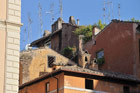 Rzym. Dachy kamienic przy Piazza della Rotonda. - foto: wnieznane.pl Rzym. Dachy kamienic przy Piazza della Rotonda. - foto: wnieznane.pl