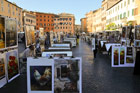 Rzym. Sprzedawcy obrazów na Piazza Navona. - foto: wnieznane.pl Rzym. Sprzedawcy obrazów na Piazza Navona. - foto: wnieznane.pl