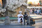 Rzym. Krótka przerwa w pracy... Artyści uliczni na Piazza Navona. - foto: wnieznane.pl Rzym. Krótka przerwa w pracy... Artyści uliczni na Piazza Navona. - foto: wnieznane.pl