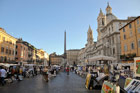 Rzym. Sprzedawcy obrazów na Piazza Navona. - foto: wnieznane.pl Rzym. Sprzedawcy obrazów na Piazza Navona. - foto: wnieznane.pl